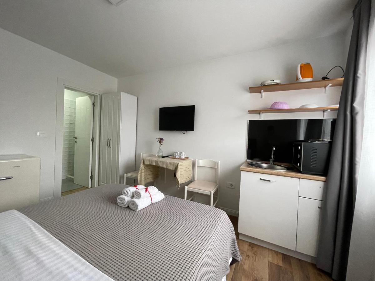 Central Studio Apartments Тирана Екстер'єр фото