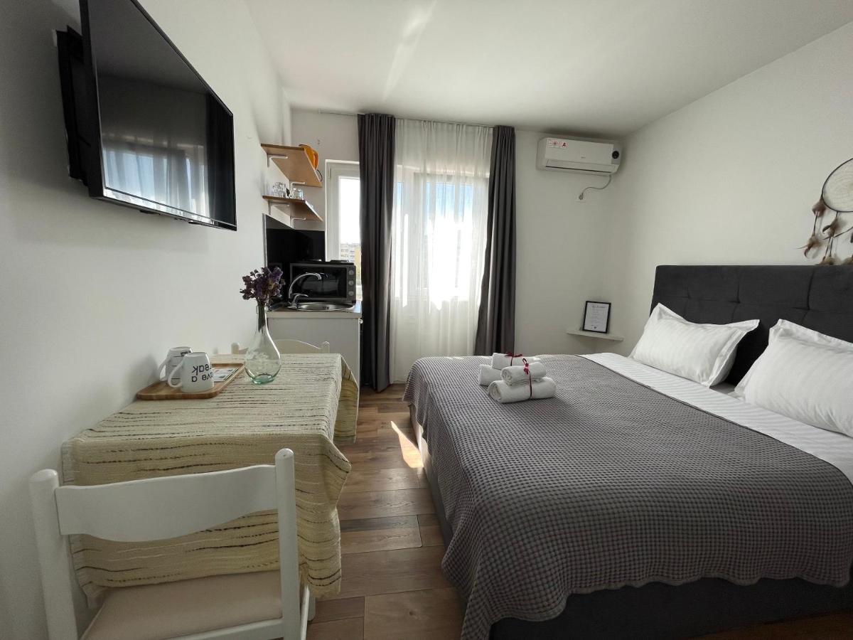 Central Studio Apartments Тирана Екстер'єр фото