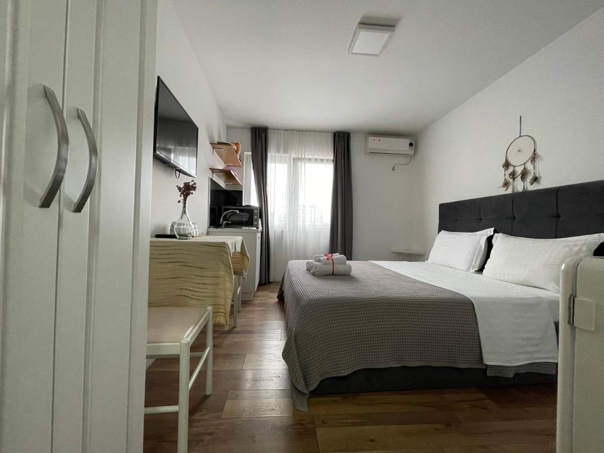 Central Studio Apartments Тирана Екстер'єр фото