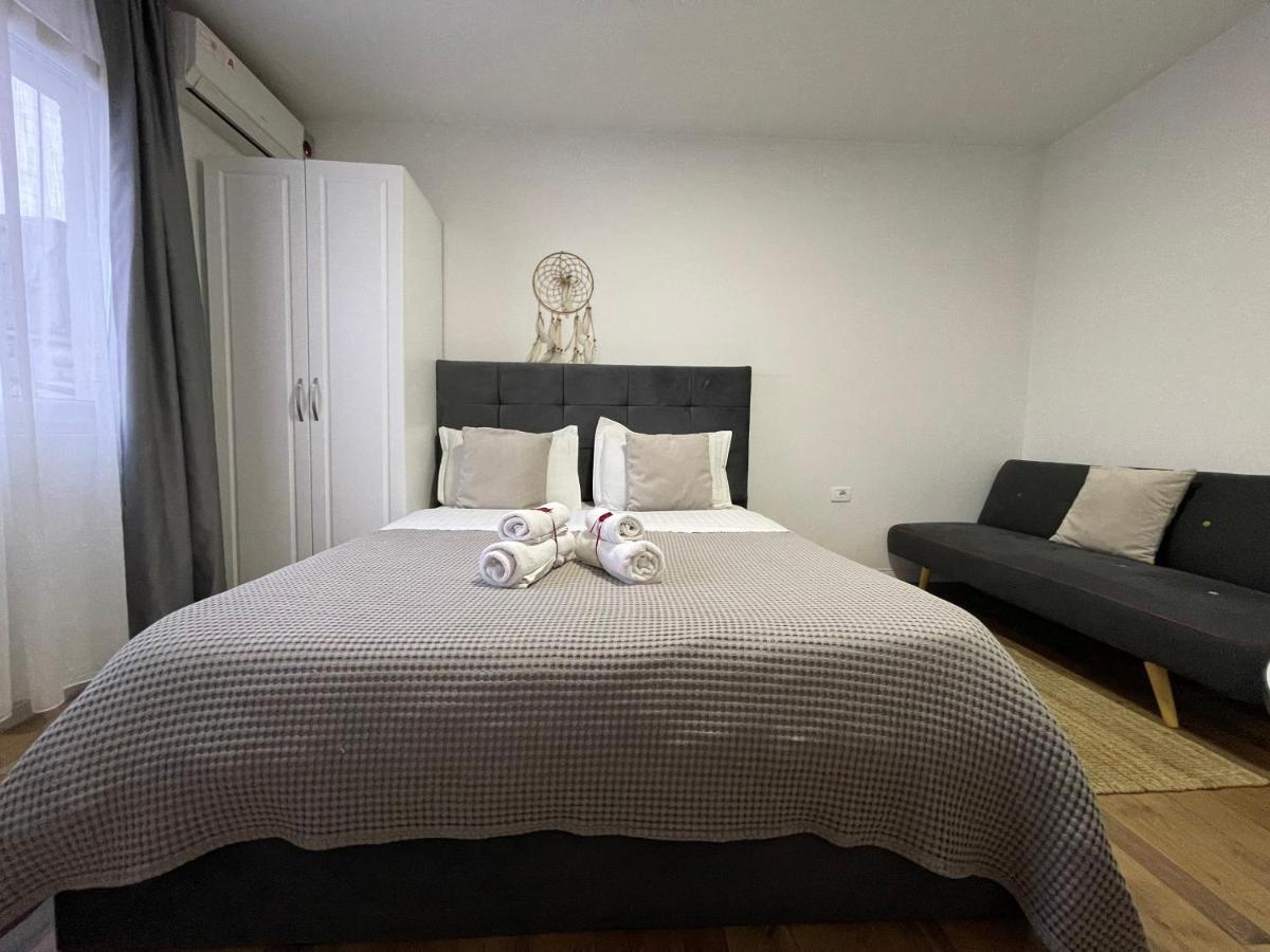 Central Studio Apartments Тирана Екстер'єр фото