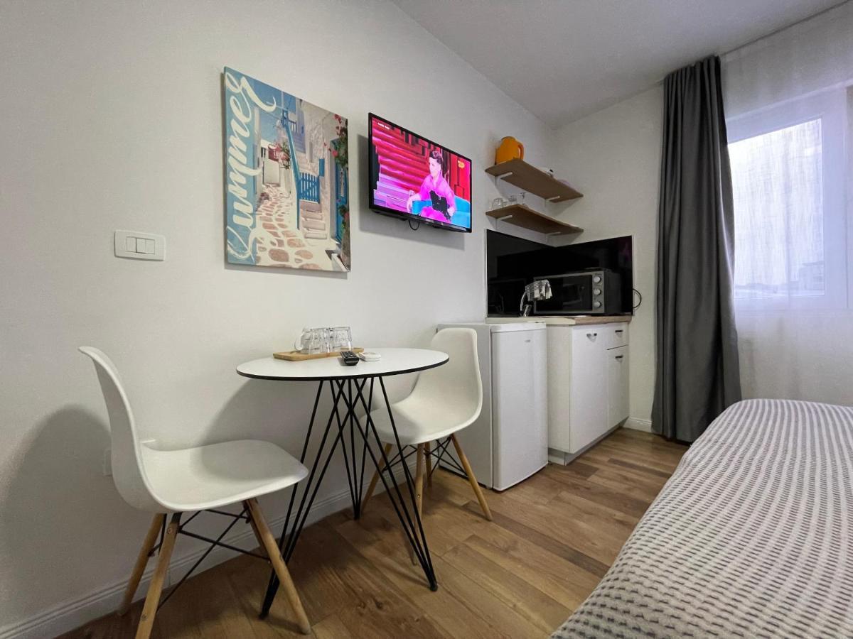 Central Studio Apartments Тирана Екстер'єр фото