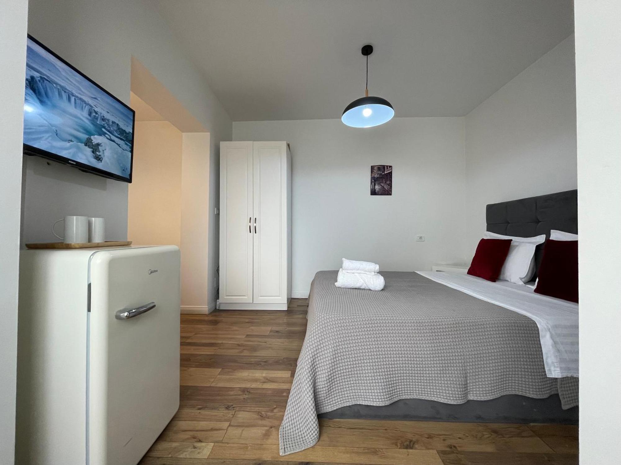 Central Studio Apartments Тирана Екстер'єр фото