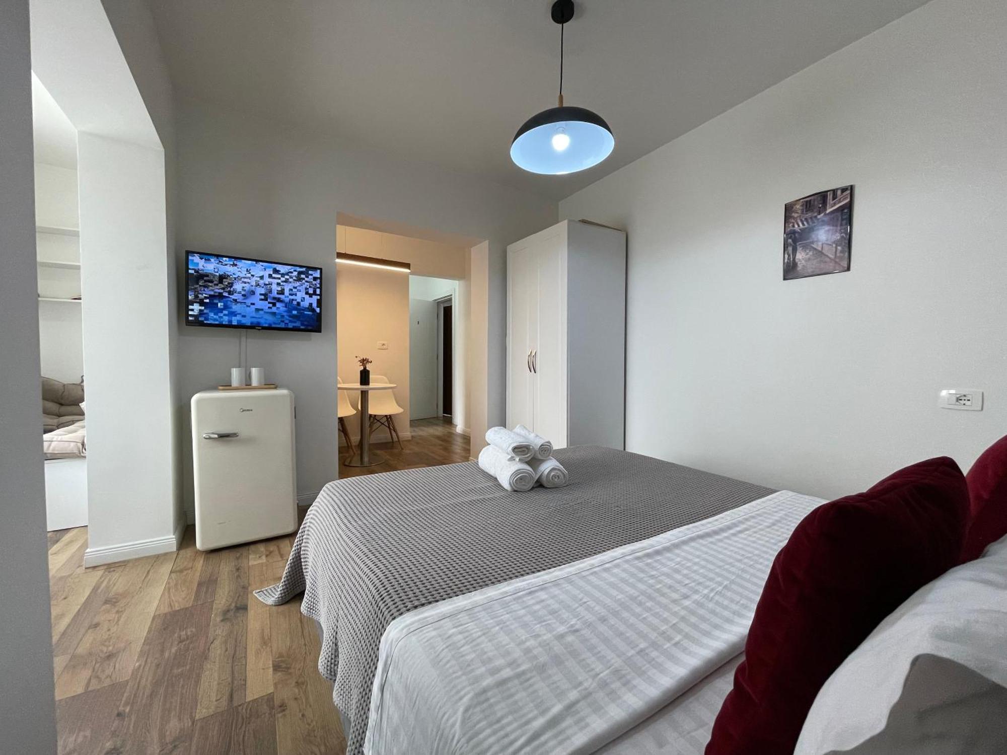 Central Studio Apartments Тирана Екстер'єр фото