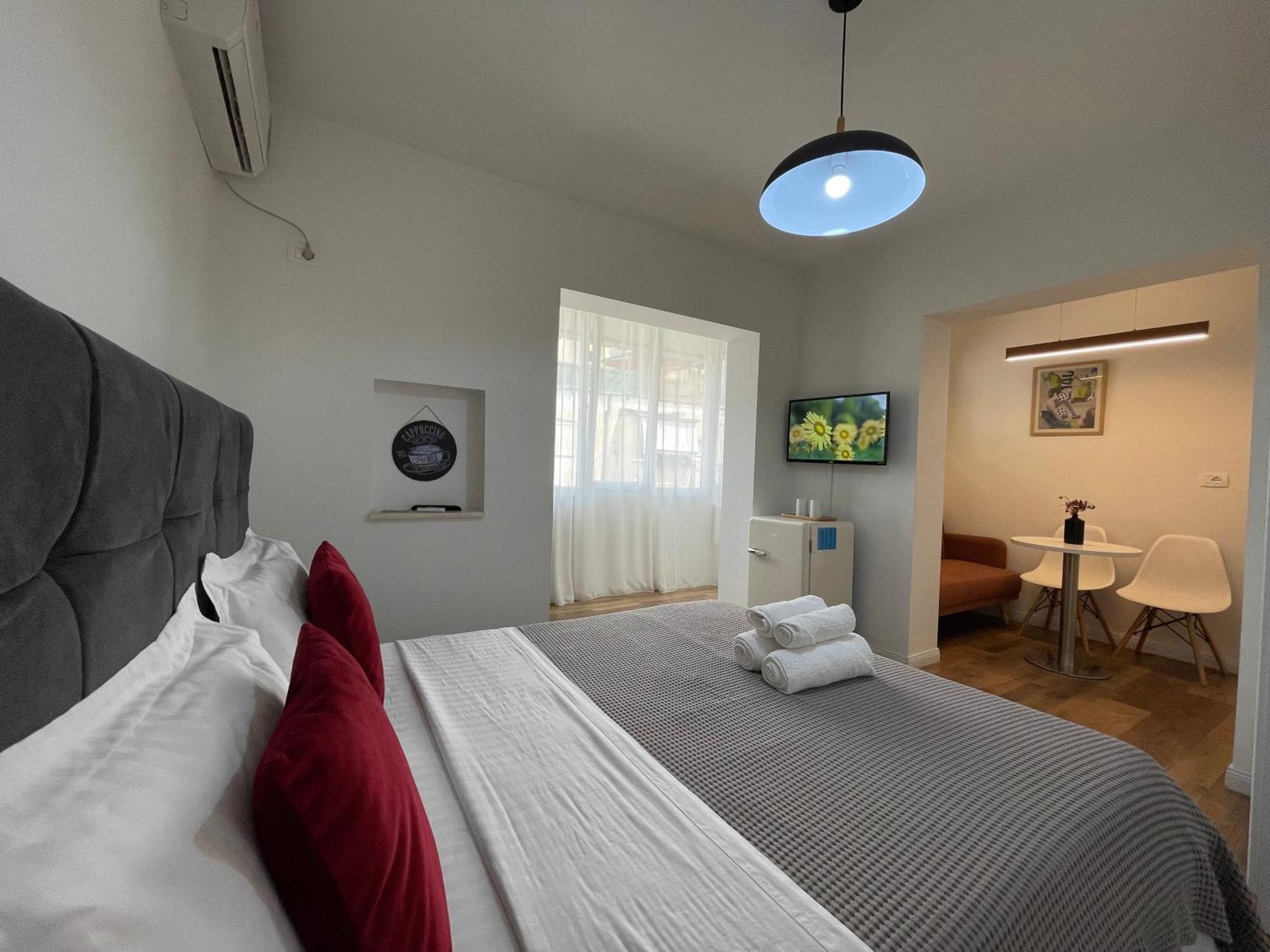 Central Studio Apartments Тирана Екстер'єр фото