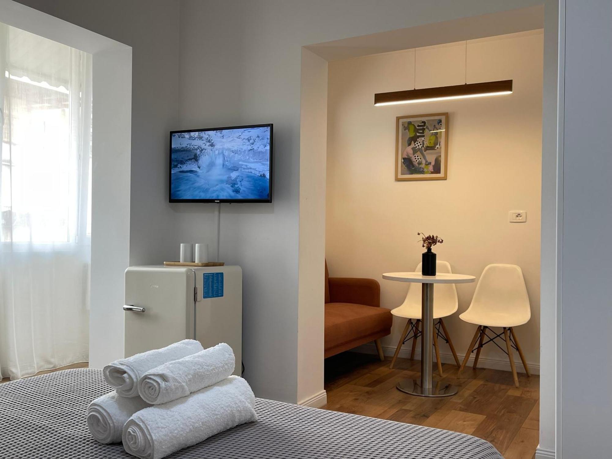 Central Studio Apartments Тирана Екстер'єр фото