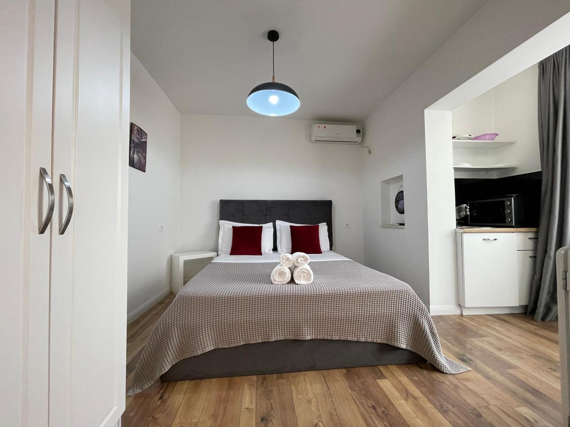Central Studio Apartments Тирана Екстер'єр фото